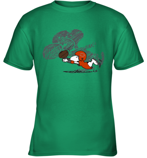 e29u chicago bears snoopy plays the football game youth t shirt 26 front irish green