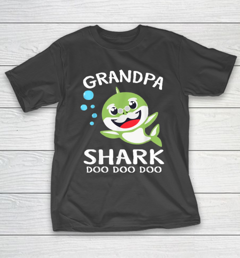 Grandpa Funny Gift Apparel  Grandpa Shark Funny Father's Day Gift T-Shirt