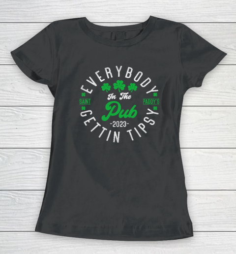 Everybody In the Pub Getting Tipsy 2023 St Patricks Day Cool Women's T-Shirt