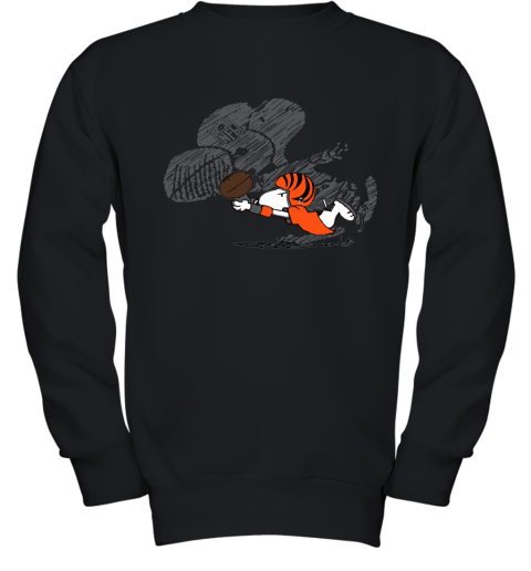 Cincinnati Bengals Snoopy Plays The Football Game Youth Sweatshirt