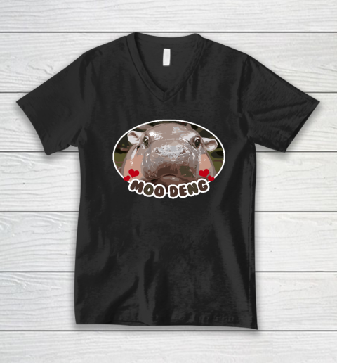 Moo Deng Bouncy Pig in Thai Picture The Cute Baby Hippo V-Neck T-Shirt
