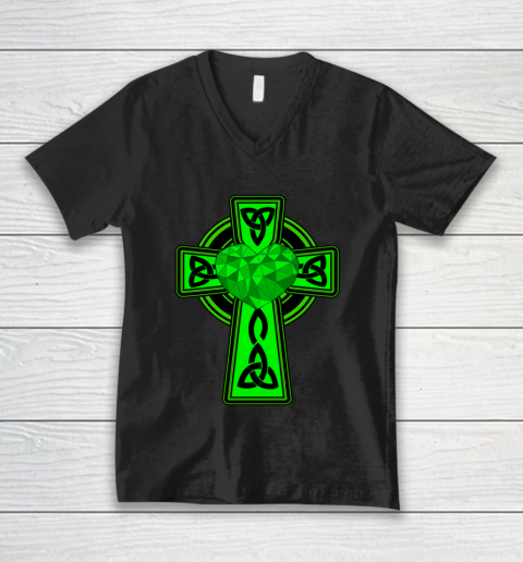 Irish Valentines Celtic Cross Irish American Heart Celtic V-Neck T-Shirt