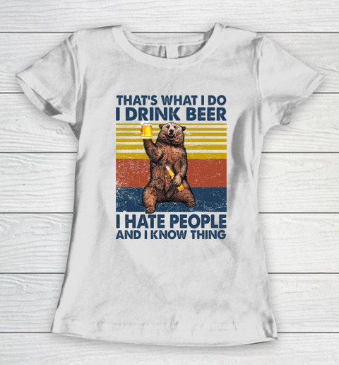 THAT'S WHAT I DO I DRINK BEER I HATE PEOPLE AND I KNOW THINGS BEAR BEER VINTAGE RETRO Women's T-Shirt