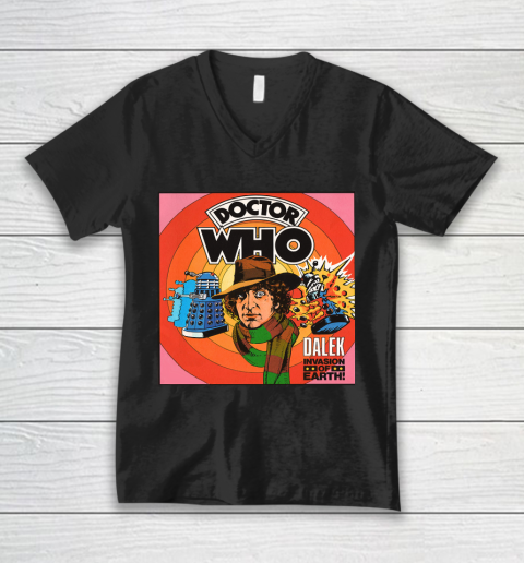 Doctor Who Shirt Vintage Dr. Who vs Daleks  Tom Baker V-Neck T-Shirt