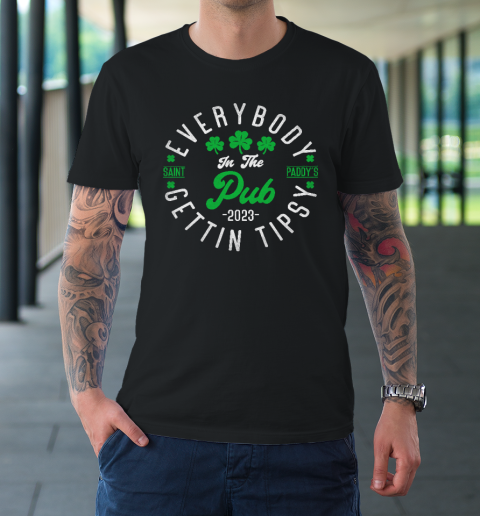 Everybody In the Pub Getting Tipsy 2023 St Patricks Day Cool T-Shirt