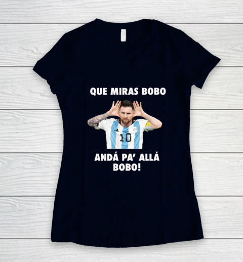 Que Miras Bobo Viral Meme Que Mira Bobo Anda Pa Alla Women's V-Neck T-Shirt 2