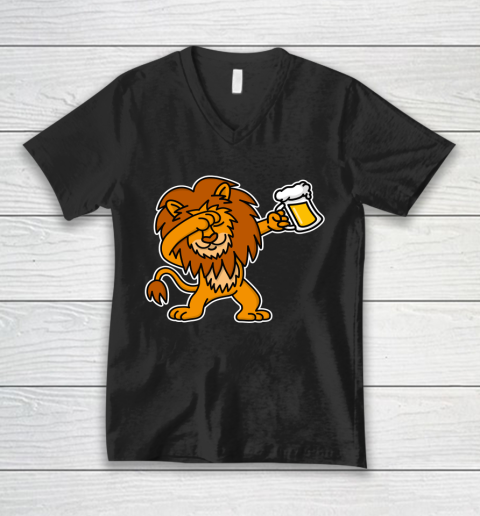 Beer Lover Funny Shirt Dab Dabbing Lion Beer Dutch King's Day King Lions V-Neck T-Shirt