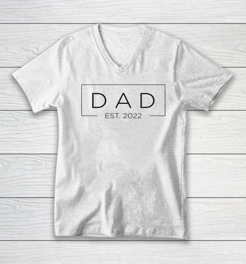 Mens Dad Est. 2022 Promoted to Father 2022 First Father's V-Neck T-Shirt